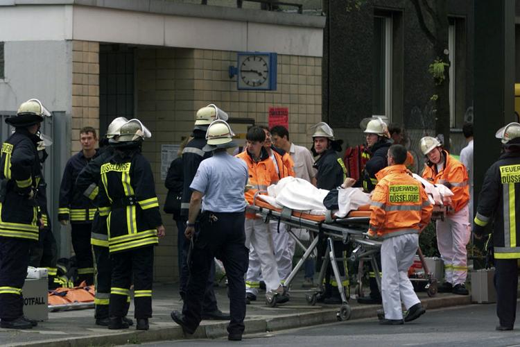 BOMBEATTENTAT. I juli 2000 sårede en bombe 10 personer i Düsseldorf. Det er blot en af forbrydelserne, som Nationalsocialistisk Undergrund formodes at stå bag. 