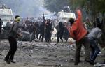 Kampe. Demonstranter kæmper mod egyptisk uropoliti tæt på Tahrirpladsen i Cairo. 