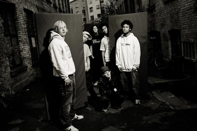 Bandmedlem. Faktisk er det ikke Lasse Bomans rigtige debut. Som forsanger i Are We Brothers? og guitarist i Gypsies har Boman allerede et par udgivelser bag sig, og hans solodebut er slet ikke så forudsigelig som en kliché. Her ses han i Gypsies som tredje fra venstre. 