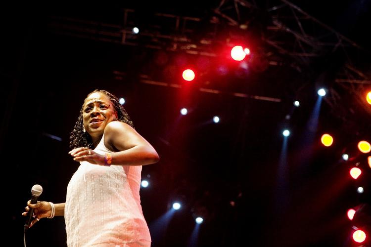 Svedig soul. Hvis nogen kan tage æren for, at klassisk soul bliver holdt i live, er det Sharon Jones. 