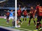 statisk. En lang række City-forsvarere kigger på ved Napolis første scoring efter hjørnespark. 