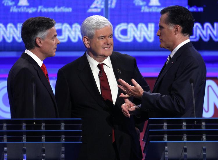 Kandidater. Jon Huntsman, Newt Gingrich, Mitt Romney havde også tid til en lille snak, mens mikrofonerne var slukket. 