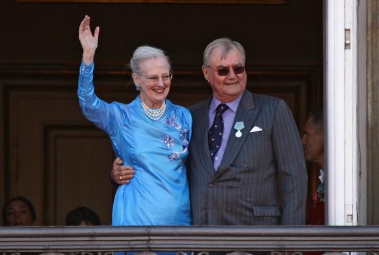 favntag. Prinsgemalen med armen kærligt om sin hustru, dronning Margrethe. I ny biografi fortæller dronningen åbent om sine mangler som mor og hustru. 