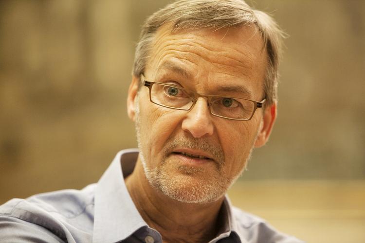 Søgelyset. Faktum er, at Ole Sohn (SF) ikke har fortalt hele sandheden om sit detaljerede kendskab til pengestrømmene fra Kreml direkte til DKP's hovedkvarter i Dronningens Tværgade, lyder det i dagens leder. 