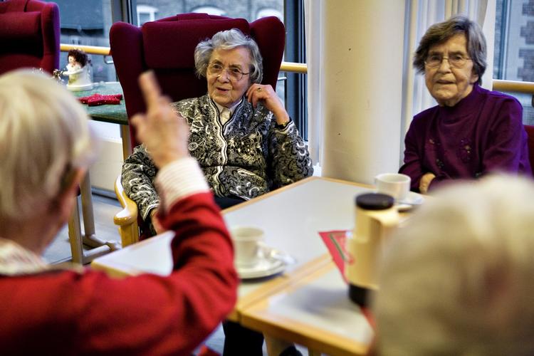 Tobak. Skal beboerne på landets plejehjem have lov at ryge eller ej  - det er der ikke enighed om. 