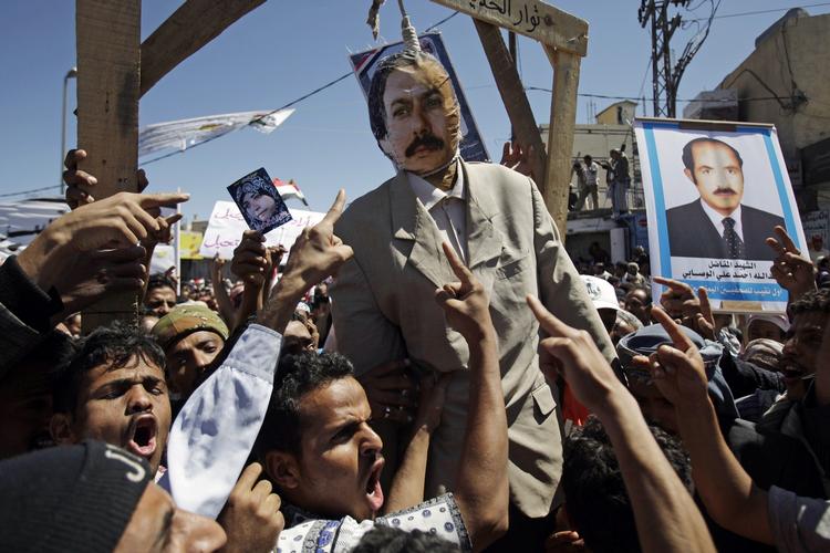 Farvel. Demonstranter har adskillige gange protesteret over den enevældige Ali Abdullah Saleh, som nu ser ud til at sige farvel til magten. 