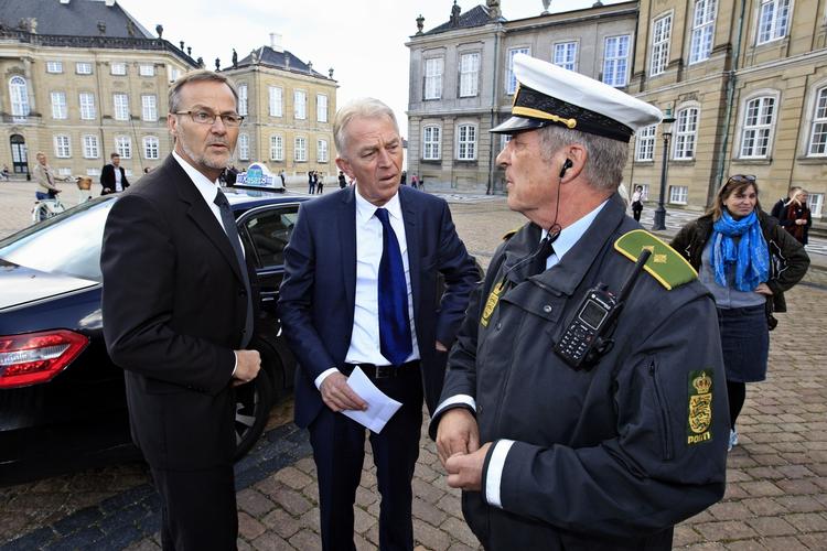 Pengesag. Villy Søvndal (i midten) har stadig fuld tillid til Ole Sohn  (til venstre). Her ses de to top-SF'ere på vej til dronningen efter valget. 