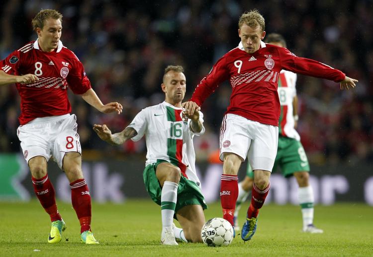 Ned. To sejre var ikke nok til at hodle Danmark i top 10. Det skyldes, at testkampe ikke udløser nær så mange point til regnskabet som kvalifikationskampe. Bl.a. har Kroatien spillet to playoffkampe - en sejr, en uafgjort -  siden seneste rangliste og er derfor rykket forbi Danmark. 