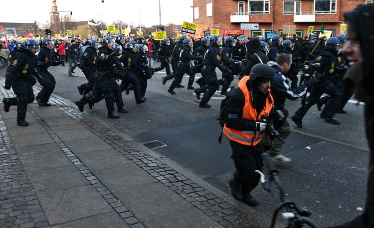 Anholdelse. Politiet iværksætter sin knibtangsmanøvre, og ender med at anholde 944. Politilederen som gav ordren, troede at det drejede sig om væsentligt færre. 