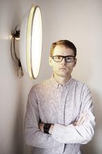 Paranoia. Mikkel Bolts 'En anden verden' er hinsides det normale. Det er klogt, indigneret og paranoia, så det støjer. 