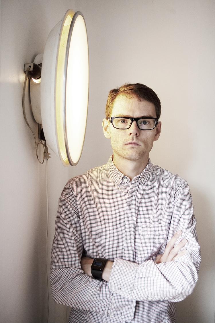 Paranoia. Mikkel Bolts 'En anden verden' er hinsides det normale. Det er klogt, indigneret og paranoia, så det støjer. 