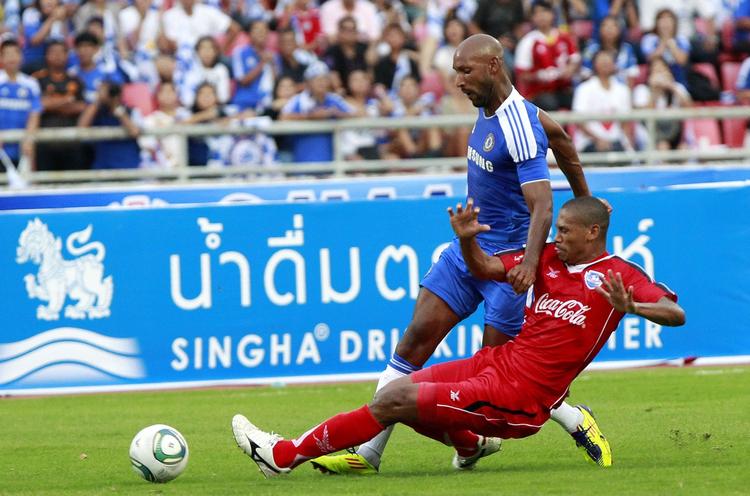 Fri. Nicolas Anelka (i blåt) har været et godt bekendtskab for Chelsea. I 183 kampe er det blevet til 59 mål. 
