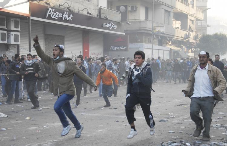KAMPE. Sammenstødene mellem sikkerhedsstyrker og demonstranter fortsætter på sjette døgn i dag. 