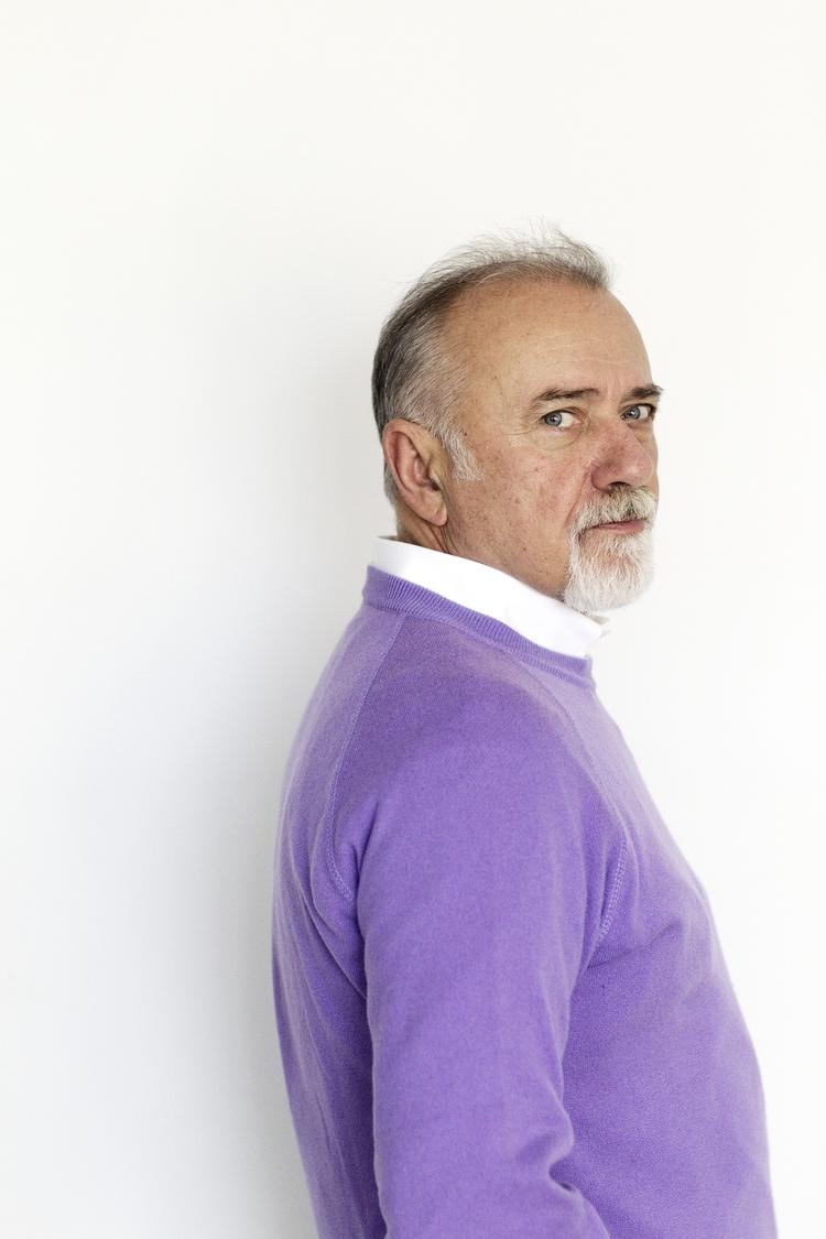 Stjerne. Man kan godt undre sig en smule over at Giorgio Faletti har nået popularitetstoppen i Italien. 