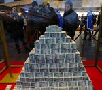 Lotto. Ude i verden er lotteri-gevinster i en hel anden skala, end de er i Danmark. Som her, hvor en gevinst på 43.496.953 kroner udstilles i Polen. Bunken vejede 210 kilo. 