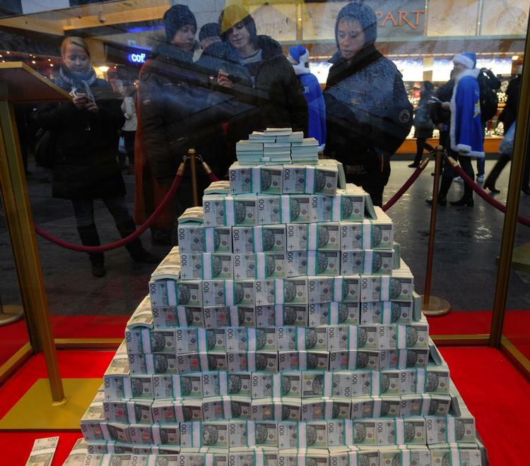 Lotto. Ude i verden er lotteri-gevinster i en hel anden skala, end de er i Danmark. Som her, hvor en gevinst på 43.496.953 kroner udstilles i Polen. Bunken vejede 210 kilo. 