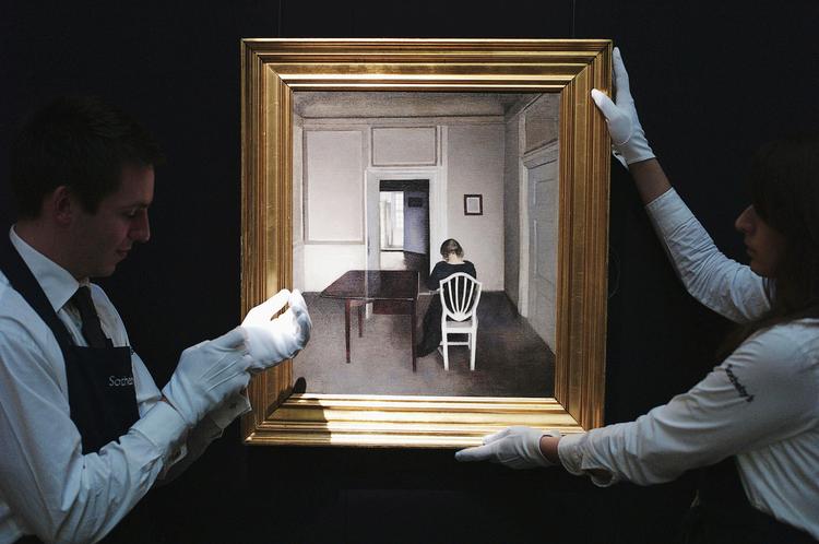 Hovedværk. Her vises 'Interieur med Ida siddende i en hvid stol'  frem for fotograferne i London. Kort efter faldt hammeren, og værket skiftede ejer for en pris af 4 millioner kroner. 