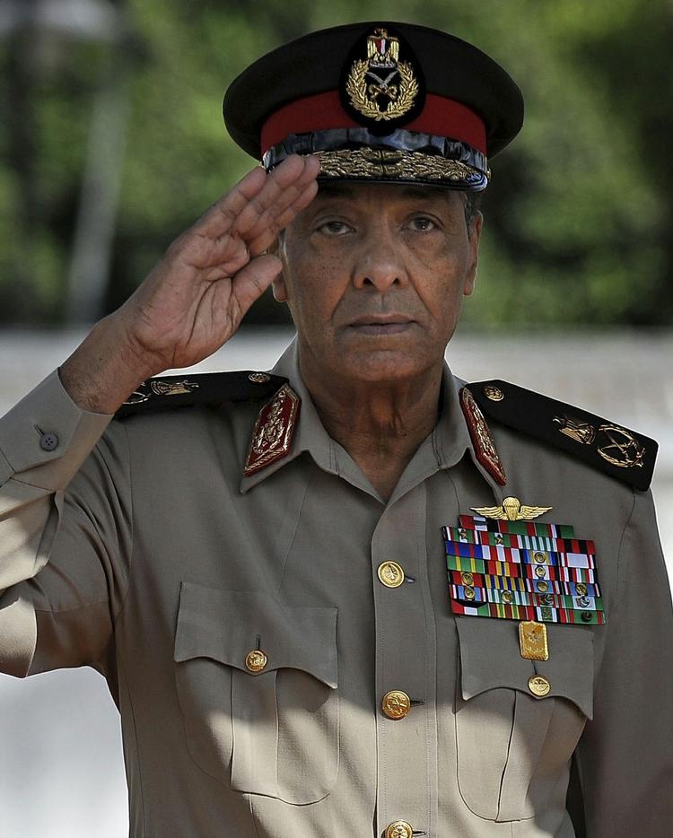 Mubarak. Tantawi var gennem mindst tyve år selv en del af Mubaraks skamløse diktatur som forsvarschef og minister. 