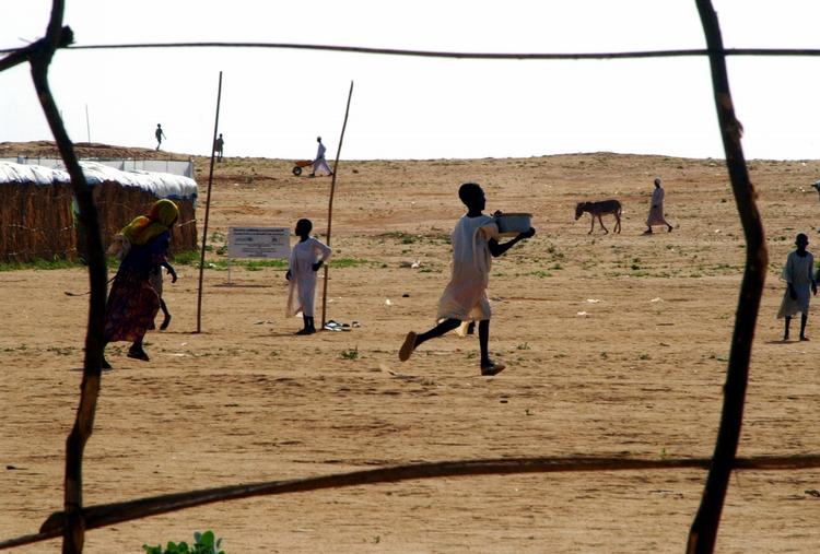 Konfliktramt. Børn i konfliktramte lande har dobbelt så stor risiko for at lide af underernæring og tre gange så stor risiko for ikke at komme i skole som børn i lande, der ikke er konfliktramte. Her er vi i den konflikthærgede Darfurprovins. 