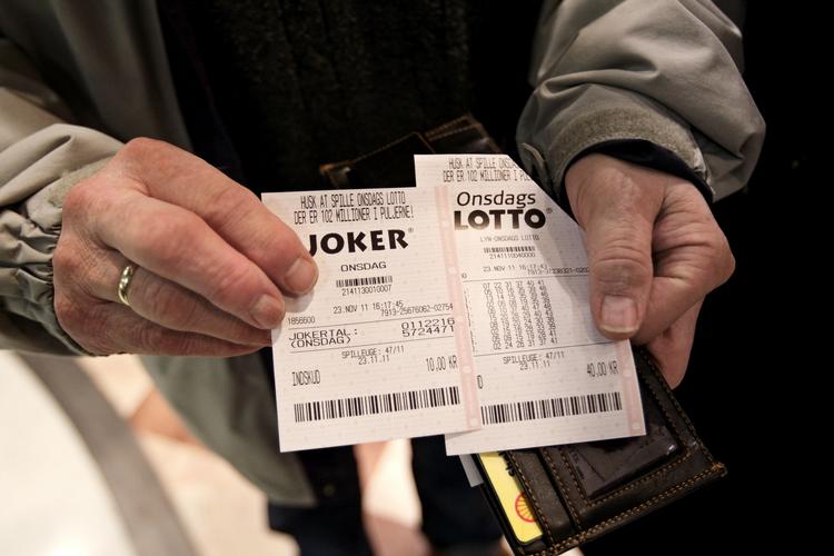 eksorbitant. En million danskere spiller i dag lotto i håbet om at vinde danmarkshistoriens hidtil største gevinst på 102 millioner kroner. Oddsene er næsten ligeså ringe, som gevinsten er høj: 1 til 98.000.000. 
