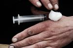 afhængighed. En 46-årig narkoman ved navn Kim fixer sig selv i hånden. 