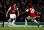 målhunger. Robin Van Persie (tv) havde endnu en god dag på banen for Arsenal, som nu er videre til ottendedelsfinalerne. 