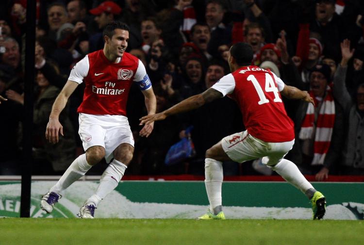 målhunger. Robin Van Persie (tv) havde endnu en god dag på banen for Arsenal, som nu er videre til ottendedelsfinalerne. 