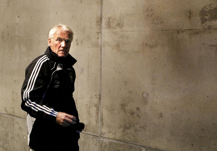 Landsholdsfader. Sverige røg hjem med et nederlag på 2-0. Men de er heller ikke lige så skarpe som finnerne, menner Olsen, der her er på vej til aftenens træning i Esbjerg. 