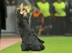 Knæfald. Andre-Villas Boas kan godt bruge hjælp fra de højere magter i de kommende uger. 