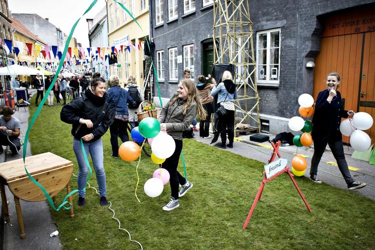 kedeligt. En gang imellem er der plads til udskejelser i Aarhus som her under forberedelserne til en gadefest i den centrale Mejlgade, men Aarhus er generelt ved at udsulte sig selv kulturelt, mener en af byens restauratører. Børnefamilier i midtbyen har fået højere prioritet end musiklivet. 