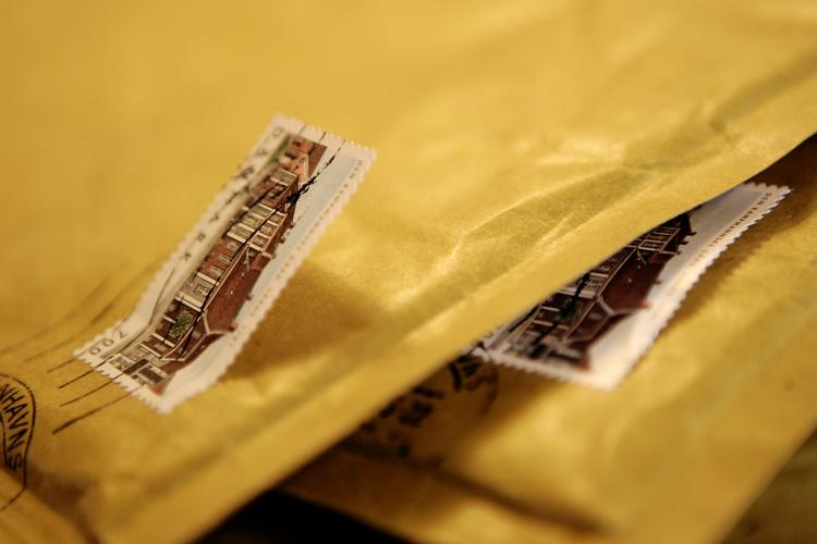 Retro? Det er meget lettere at sende en mail end et brev, lyder forklaringen på, at vi ikke længere gider sende post på den old school facon. 