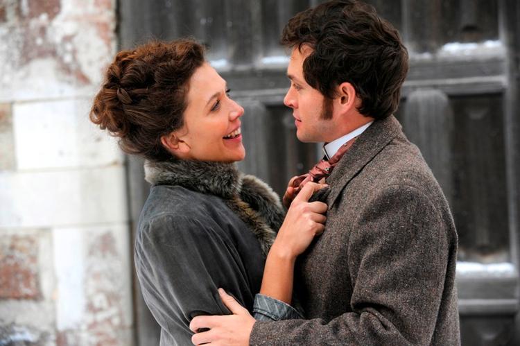 London. Maggie Gyllenhall og Hugh Dancy har hovedrollen i filmen 'Hysteria'. Foto fra filmen. 