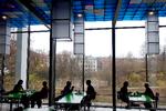 Lækkert. Maden er skøn, udsigten i orden og akustikken perfekt på cafeen på Statens Museum for Kunst. Der er kun et problem – priserne er alt for høje.