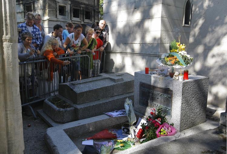 Nysgerrighed. Også i sin død tiltrækker Jim Morrison folk. Her er det hans gravsted i Paris. 