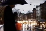 Efterår. Der er regn og blæst i luften - når weekenden er ovre kommer klassisk efterårsvejr til Danmark, spår DMI. 
