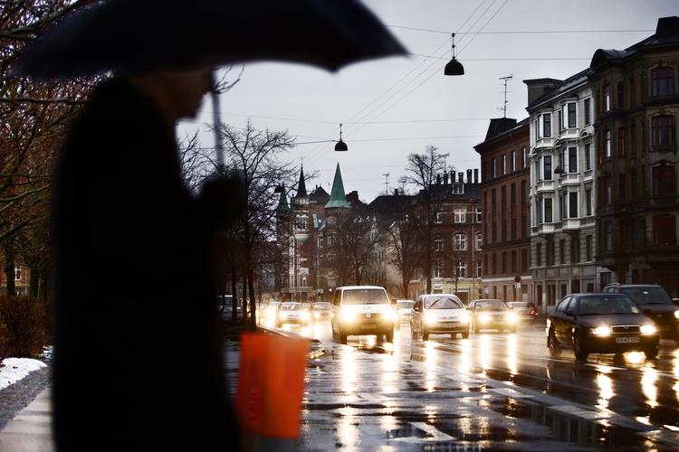 Efterår. Der er regn og blæst i luften - når weekenden er ovre kommer klassisk efterårsvejr til Danmark, spår DMI. 