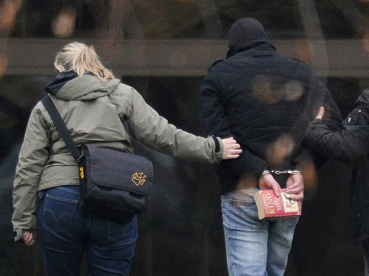 Anholdt. Politiet har tidligere anholdt en 37-årig mand for at hjælpe de tre nynazister, og i dag har tyske antiterrorsoldater så anholdt en 32-årig østtysker. 