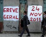 Strejke. En graffiti i Porto varsler 24 timers generalstrejke i Portugal i dag i protest mod de omfattende nedskæringer. 