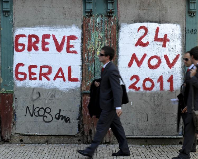 Strejke. En graffiti i Porto varsler 24 timers generalstrejke i Portugal i dag i protest mod de omfattende nedskæringer. 