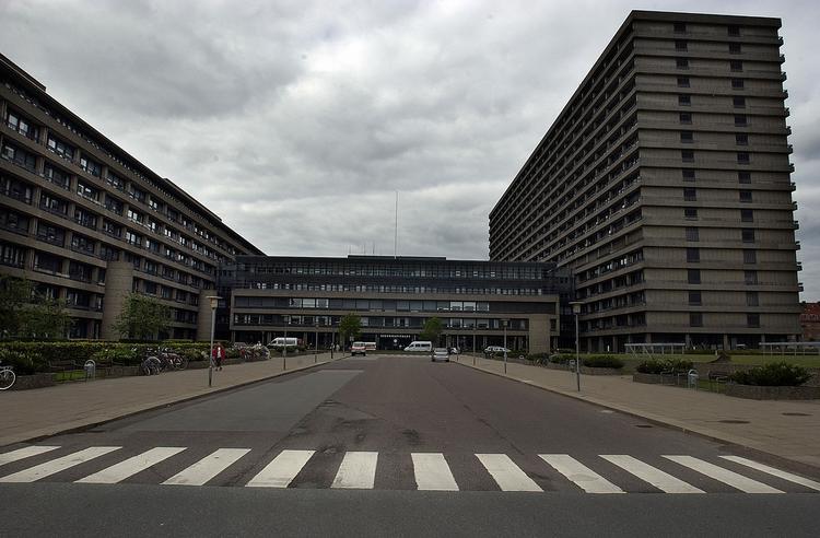 SENGEPLADS. Udskældt episode, hvor patient lå i journalrum, skyldes behov for sengepladser med iltanlæg, oplyser Rigshospitalets direktør. 