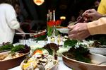SMitsom. En julebuffet kan udvikle sig til en gigantisk bakteriebombe, hvis ikke man tager de rigtige forholdsregler. . 