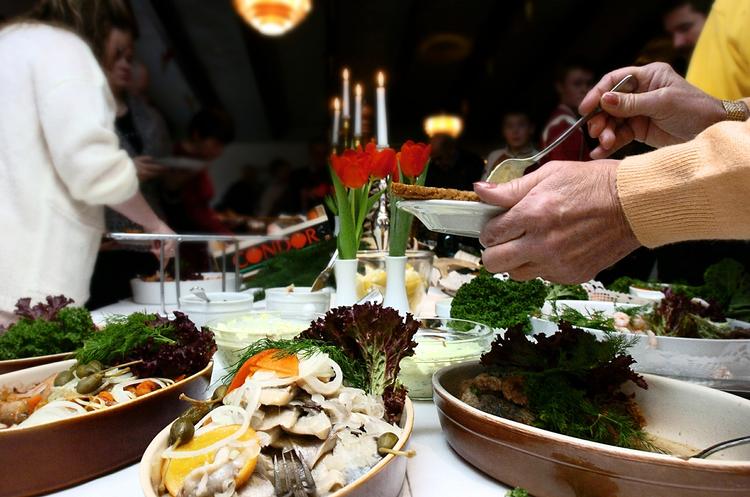 SMitsom. En julebuffet kan udvikle sig til en gigantisk bakteriebombe, hvis ikke man tager de rigtige forholdsregler. . 