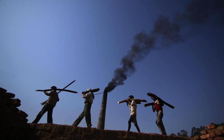 Opblødning. Connie Hedegaard rejser til FN's klimatopmøde i Durban med den indstilling, at EU vil acceptere, at lande som Kina, USA og Indien først juridisk forpligter sig til at reducere deres CO2-udslip fra 2020. Billedet er fra Indien. 