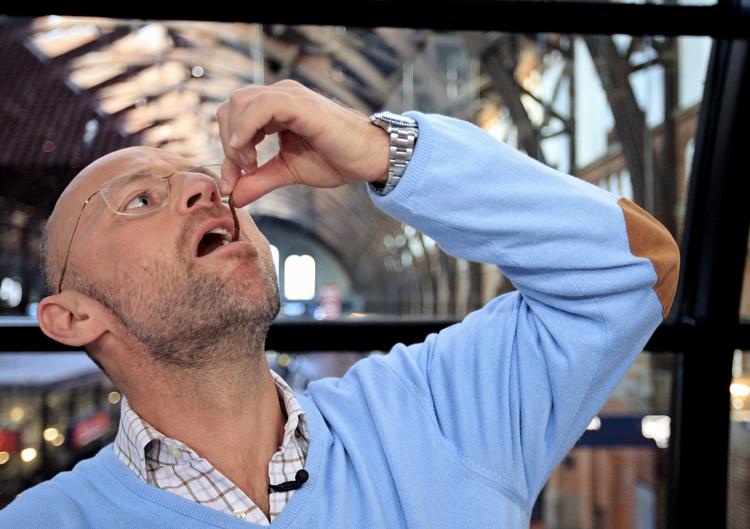 Mums. De kan ikke altid have ret. Det kan man ikke, når man skal mene noget om det hele, så en gang  imellem går det galt. Her er Henrik Qvortrup i gang med at æde sin hat i Go' Morgen Danmark efter at have tabt et væddemål om, hvorvidt Liberal Alliance kom i Folketinget. Den slags gætterier fortsætter han i øvrigt med fremover. 