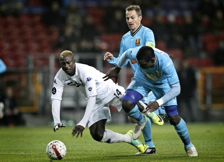 Duel. FCKs Dame N'Doye i klemme mellem FC Nordsjællands Jores Okore og Nicolai Stokholm. 