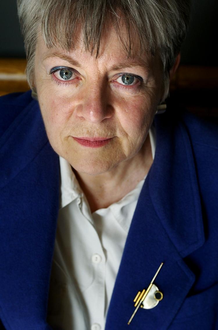 erfaren. Elisabeth Arnold sad i Folketinget 1988-2007, og hun har siddet i repræsentantskabet for Statens Kunstfond samt i repræsentantskabet for Aarhus Symfoniorkester. 