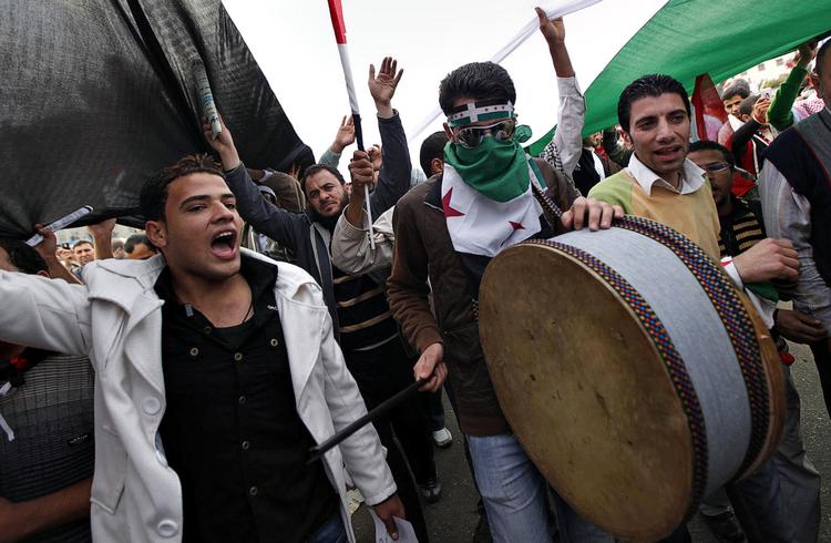 Modstand. Demonstranter har adskillige gange protesteret mod Assads styre - ofte med livet som indsats. 