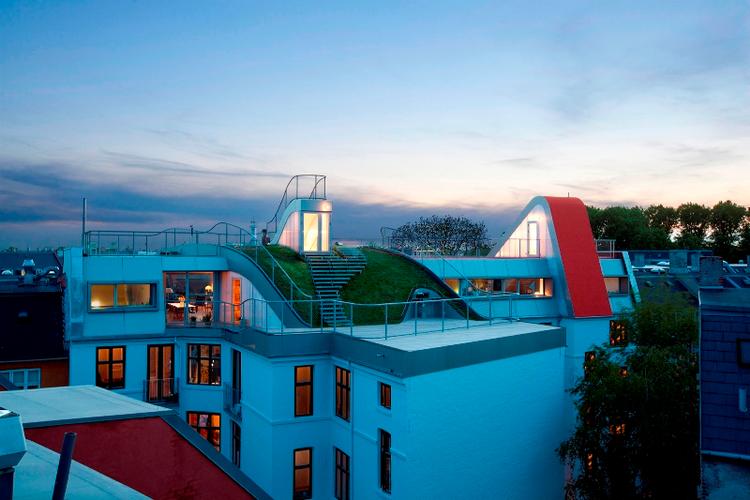 Tagbyggeri. En andelsforening i Birkegade fik pris og hæder for sin helt særlige tagpark med boldbane, udekøkken, græs og bakker. 