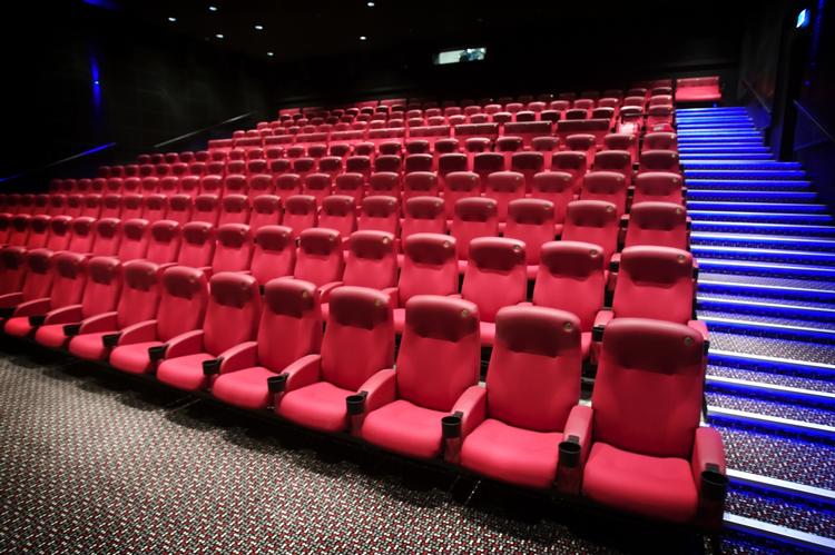 Biodebat. »Annette K. Olesen er filminstruktør, endda en mægtig god en. Men den forretningsmæssige side af filmbranchen har Olesen fået helt galt i halsen«, skriver Kim Pedersen. 