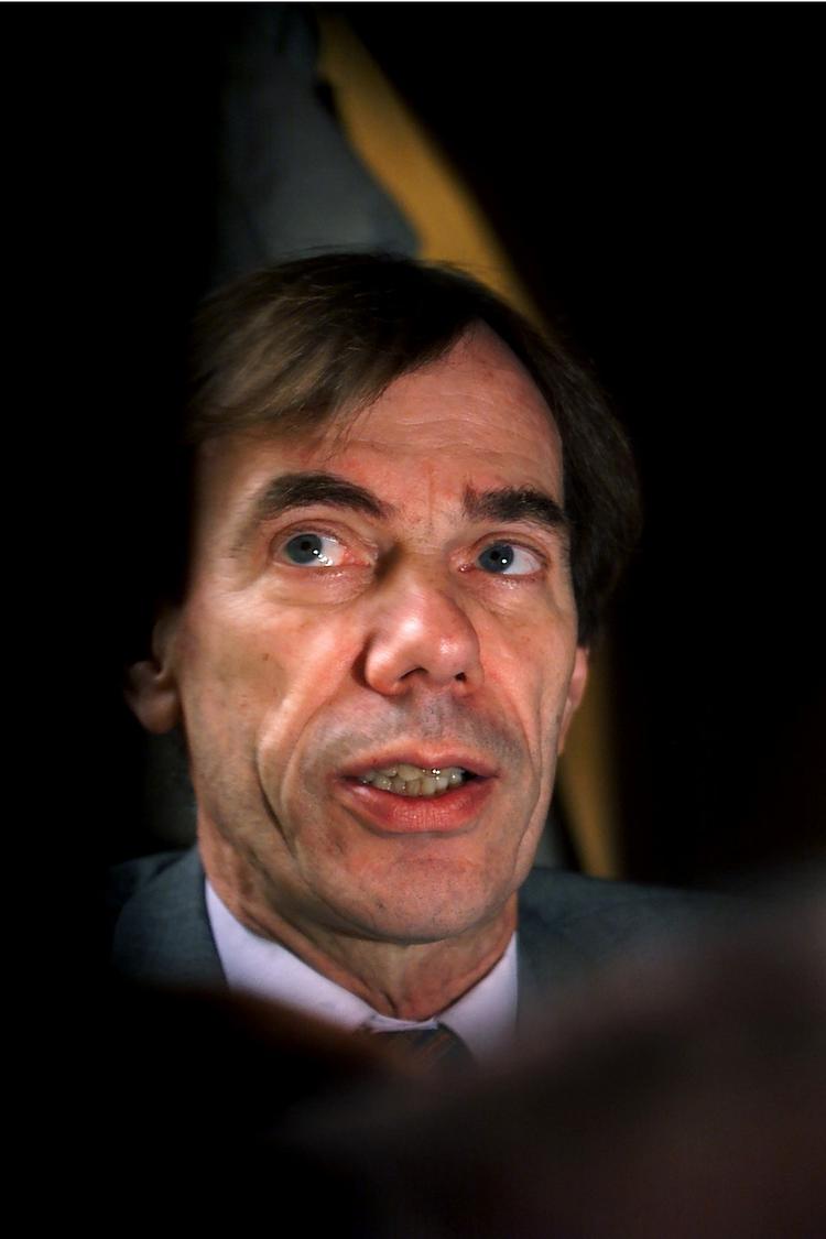 Humanisme. Mogens Camre opfordrer den danske regering til at hjælpe en række iranske demokratiforkæmpere i deres forsøg på at vælte præstestyret i Iran. 